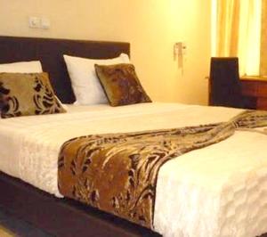 a bedroom with two beds with white sheets and pillows at Appartement de 3 chambres avec balcon et wifi a KinshasaELv in Kinshasa