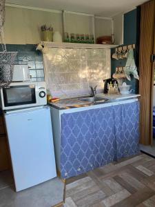 A kitchen or kitchenette at Gîte pèlerin - "Les Sources" - Chambres Dortoirs