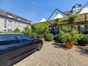 a car parked in a driveway in front of a house at Eisberg Hotel Schwanen in Lahr