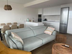 un salon avec un canapé et une cuisine dans l'établissement Casa Paraiso, à Carthagène