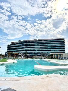 een hotel met een zwembad voor een gebouw bij Casa Paraiso in Cartagena