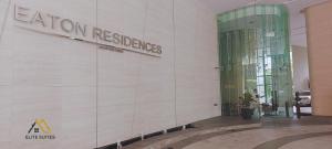 un edificio con una señal que lee reservas de atención en Eaton KLCC Suites By Elite, en Kuala Lumpur 27 fotos más