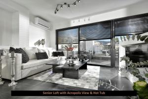 sala de estar con sofá y mesa en ATER ALBUS by K&K, en Atenas