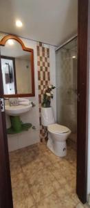 a bathroom with a toilet and a sink and a shower at Hermoso apartamento en conjunto cerrado cerca al aeropuerto in Bogotá