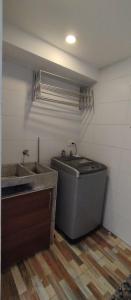 y baño con lavabo y bañera. en Hermoso apartamento en conjunto cerrado cerca al aeropuerto, en Bogotá