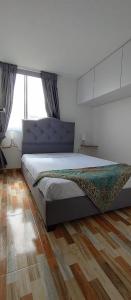 Cama o camas de una habitación en Hermoso apartamento en conjunto cerrado cerca al aeropuerto