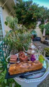 uma mesa com uma bandeja de comida em Nice Garden Hotel em Nice