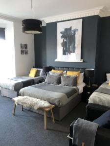 salon z 2 łóżkami i kanapą w obiekcie The Metropolitan Guest House w mieście Whitley Bay
