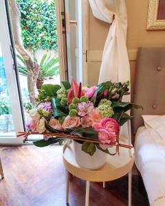 um ramo de flores num vaso sobre uma mesa em Nice Garden Hotel em Nice