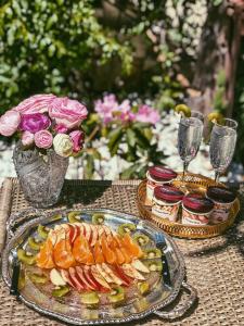 una mesa con una bandeja de comida en una mesa en Nice Garden Hotel, en Niza