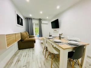 a kitchen and dining room with a table and chairs at COSTASOL PLAZA - PREMIUM CLASS - Apartamento céntrico moderno - 3BED 2ROOM 6PEOPLE - in Córdoba