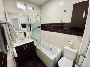 a bathroom with a tub and a toilet and a sink at COSTASOL PLAZA - PREMIUM CLASS - Apartamento céntrico moderno - 3BED 2ROOM 6PEOPLE - in Córdoba
