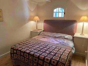 een kleine slaapkamer met een bed en 2 lampen bij Jolie maison - Place des Lices à 350m in Saint-Tropez