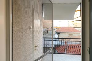 - Balcón con vistas a un edificio en Heart of Niš Lux, en Niš