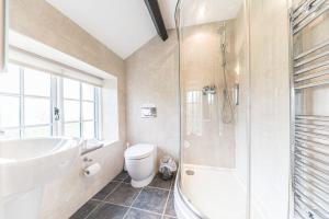 un bagno con vasca, WC e lavandino di Middlefield Cottage Coniston Water a Coniston Altre 28 foto
