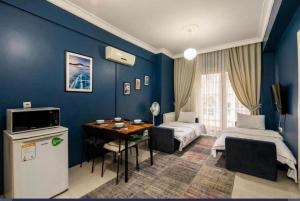 Habitación con 2 camas y mesa. en Laluna Suite Apart Hotel, en Estambul