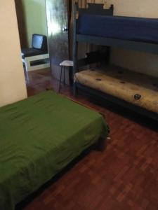Habitación con 2 literas y 1 cama con banco en Delastres, en Cuchilla Alta
