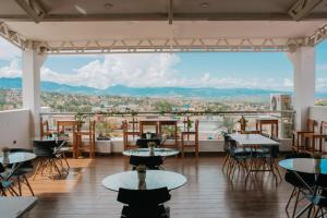 um restaurante com mesas e cadeiras e vista para a cidade em Palm Hotel Tarapoto em Tarapoto