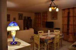 Residence Privée في نيس: غرفة طعام مع طاولة ومصباح