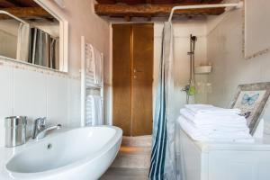 Phòng tắm tại Centrale APT con terrazza a 5min dal Pitti! - HomeUnity +11 ảnh
