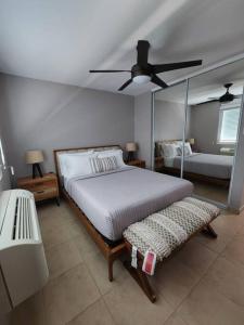 リオ・グランデにあるHillside Village Retreatのベッドルーム1室(ベッド1台、シーリングファン付)