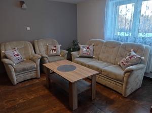 uma sala de estar com dois sofás e uma mesa de centro em Nad Lasem em Bukowina Tatrzańska