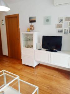 Televízia a/alebo spoločenská miestnosť v ubytovaní Cozy apartment Torrecilla Beach