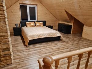 - une chambre avec un lit dans une cabane en rondins dans l'établissement Apartamentai Renata, à Druskininkai