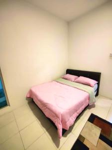 מיטה או מיטות בחדר ב-HARRAZ HOMESTAY CAMERON