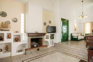 TV a/nebo společenská místnost v ubytování Beachfront Villa Rhodes SeaShell