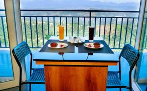stół z dwoma talerzami jedzenia na balkonie w obiekcie 10 Degrees North By Avni Holidays w mieście Idukki