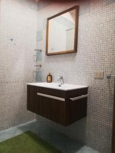 bagno con lavandino e specchio di Home Sweet Home a Napoli