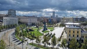 uitzicht op een stad met een park en gebouwen bij Downtown Belgrade Hostel and Apartments in Belgrado