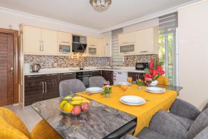een keuken met een tafel en een fruitschaal bij Villa Yasam Park - Luxury 8 Person - Fethiye Calis Beach 90mt in Fethiye