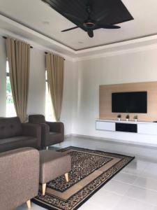Μια τηλεόραση ή/και κέντρο ψυχαγωγίας στο Homestay Bendang Hilir +24 φωτογραφίες