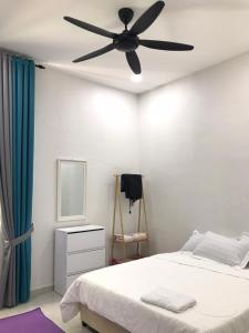 1 dormitorio con ventilador de techo y 1 cama en Homestay Bendang Hilir, en Kuala Nerang