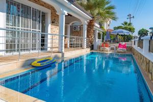 een zwembad met speelgoed voor een huis bij Villa Yasam Park - Luxury 8 Person - Fethiye Calis Beach 90mt in Fethiye