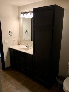 La salle de bains est pourvue d'un lavabo et d'un miroir. dans l'établissement Dakota Ridge, à Rapid City