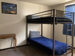 - une chambre avec 2 lits superposés et un lit bleu dans l'établissement Dakota Ridge, à Rapid City