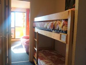 - un lit superposé dans l'angle de la chambre dans l'établissement Studio cabine 24 m², 4 pers, près télésiège - FR-1-636-95, à Orcières