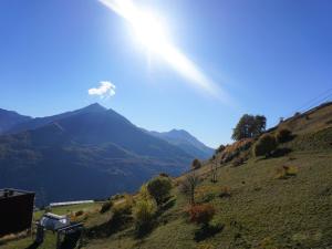 une montagne avec le soleil qui brille sur une colline dans l'établissement Studio cabine 24 m², 4 pers, près télésiège - FR-1-636-95, à Orcières