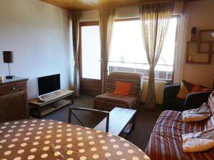 a living room with a bed and a tv at 3 pièces 60m², 8 pers, proche pistes, animaux acceptés - FR-1-636-119 in Orcières