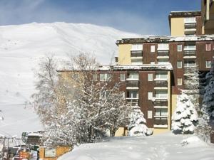 ein Gebäude im Schnee mit einem Berg im Hintergrund in der Unterkunft Studio Orcières Merlette, 1 pièce, 4 personnes - FR-1-636-98 in Orcières