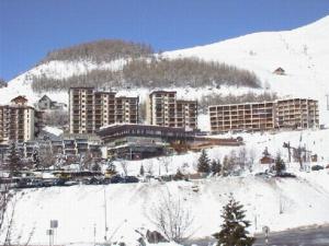 a city in the snow in front of a mountain at 3 pièces 60m², 8 pers, proche pistes, animaux acceptés - FR-1-636-119 in Orcières