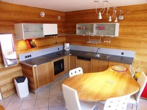 a kitchen with a wooden table and a dining room at Charmant 3 pièces, animaux acceptés, 700m des pistes, 6 personnes, linge de lit inclus hiver - FR-1-636-145 in Orcières