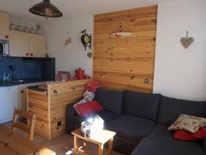 a living room with a couch and a kitchen at Studio cabine à Orcières Merlette - 4 pers, animaux admis, linge de lit inclus en hiver - FR-1-636-168 in Orcières