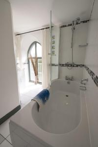 Bilik mandi di Chapel Bank House Coniston