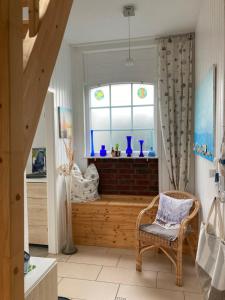 a living room with a window with blue vases at Feriendomizil Wohltat in Wilhelmshof