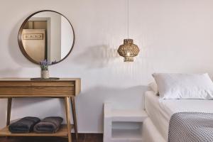 1 dormitorio con cama y mesa con espejo en Villa Gallis, en Pollonia