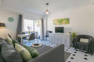 - un salon avec un canapé et une table dans l'établissement Piso de 2 Dormitorios Playa Bajadilla Marbella Centro, à Marbella